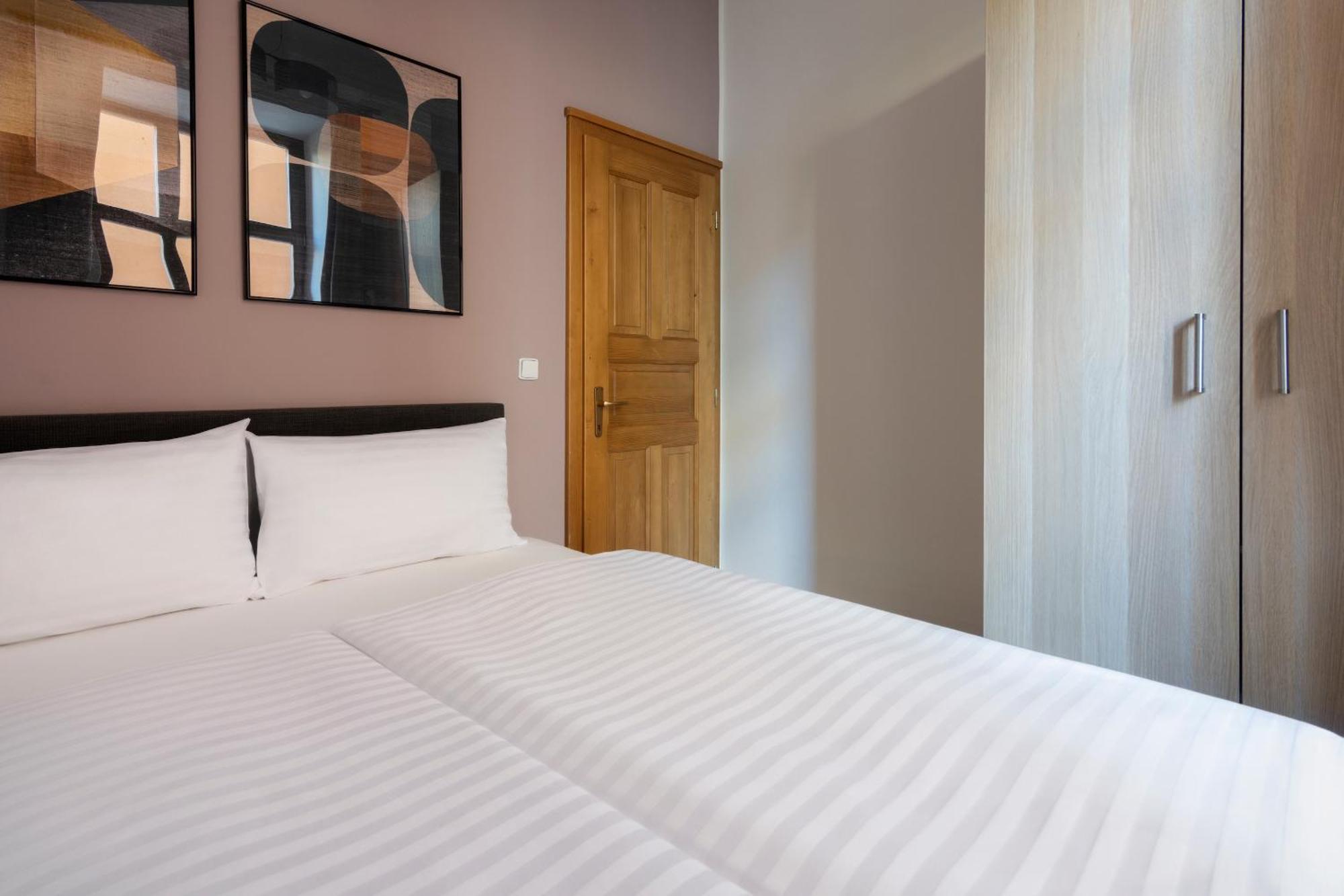 Bohemian Dreams Apartments And Suites By Dwellfort Prague Room photo