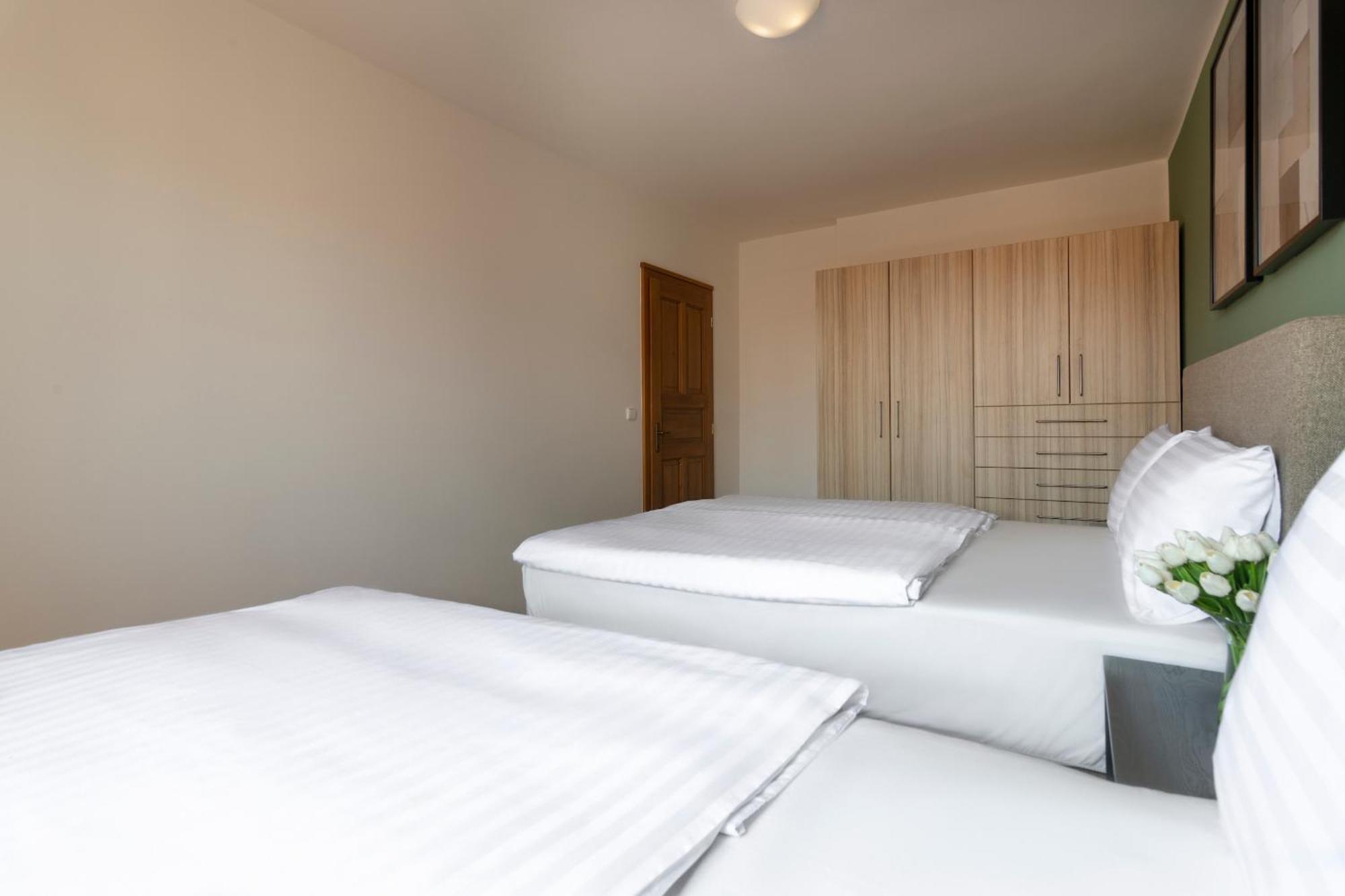 Bohemian Dreams Apartments And Suites By Dwellfort Prague Room photo