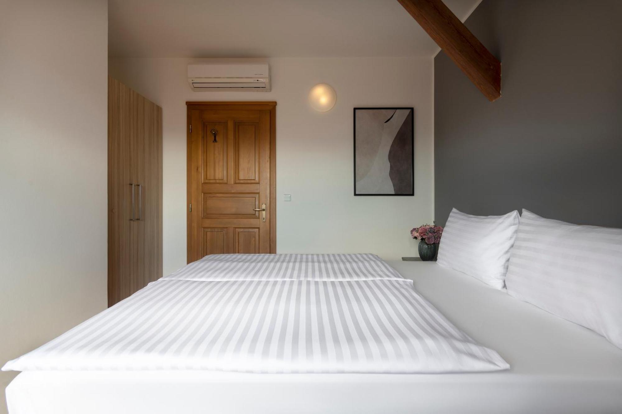 Bohemian Dreams Apartments And Suites By Dwellfort Prague Room photo