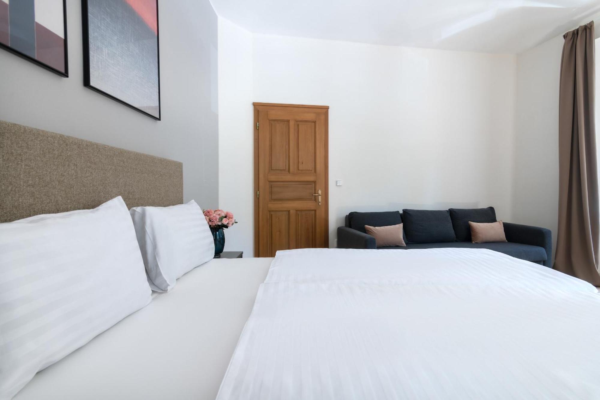 Bohemian Dreams Apartments And Suites By Dwellfort Prague Room photo