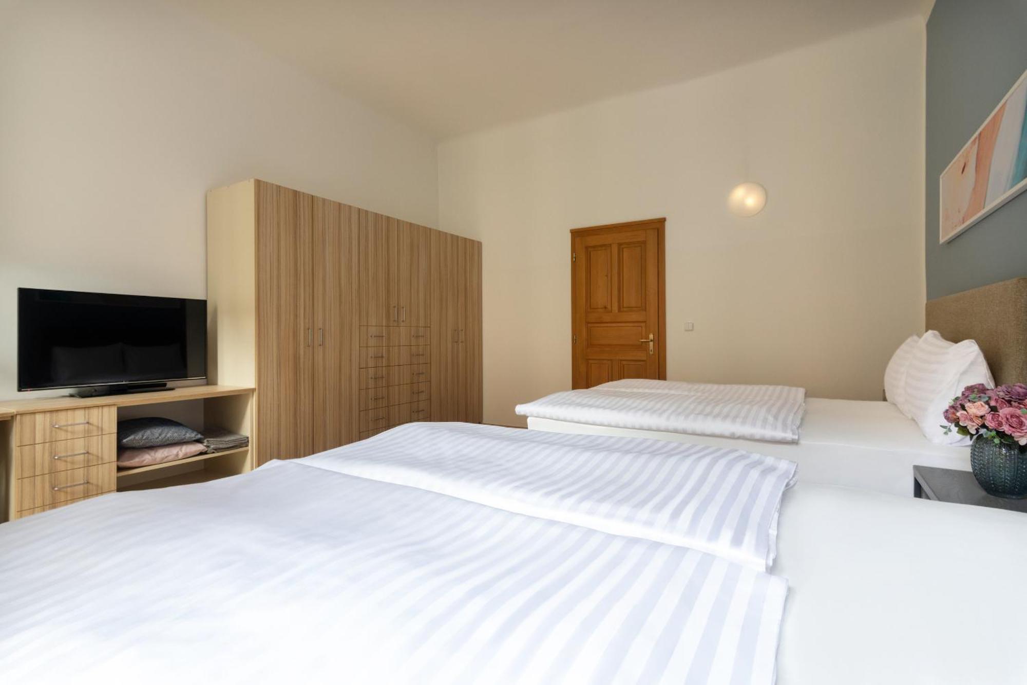 Bohemian Dreams Apartments And Suites By Dwellfort Prague Room photo