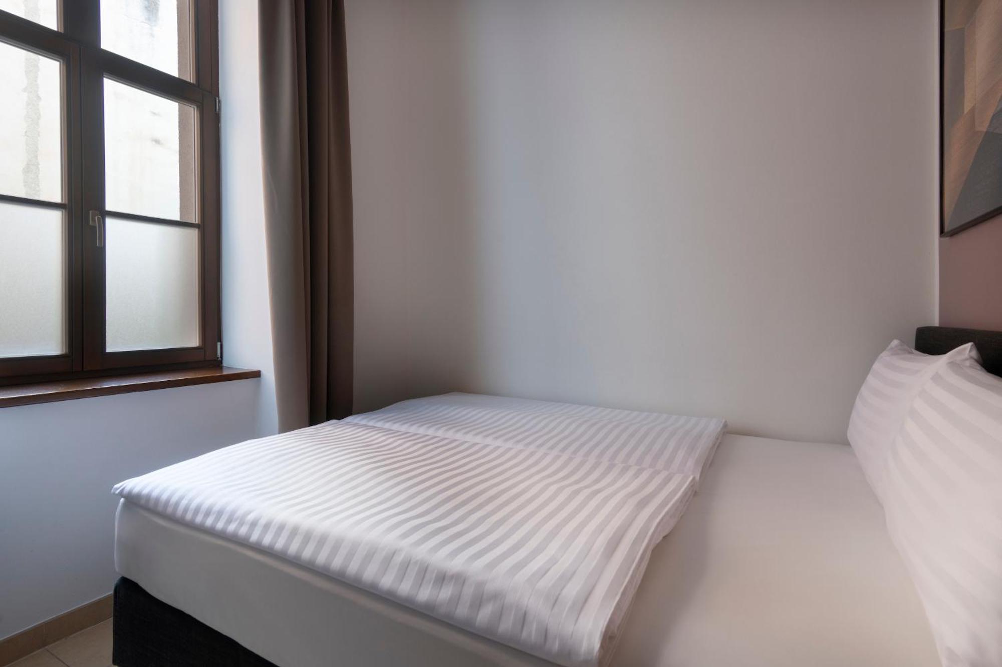 Bohemian Dreams Apartments And Suites By Dwellfort Prague Room photo