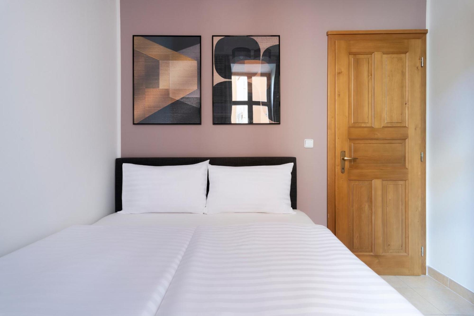 Bohemian Dreams Apartments And Suites By Dwellfort Prague Room photo