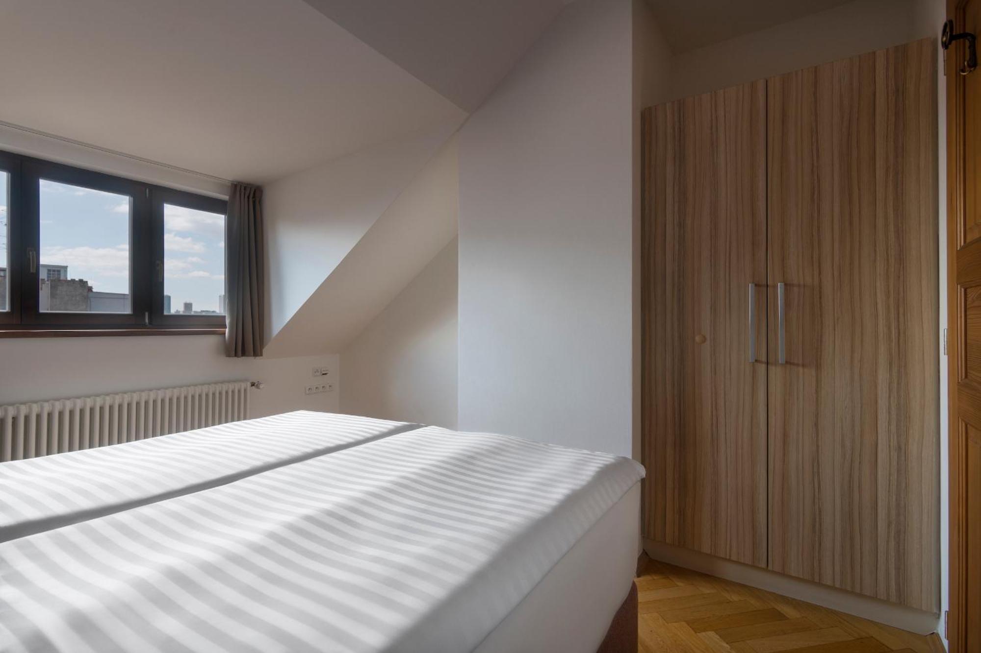 Bohemian Dreams Apartments And Suites By Dwellfort Prague Room photo