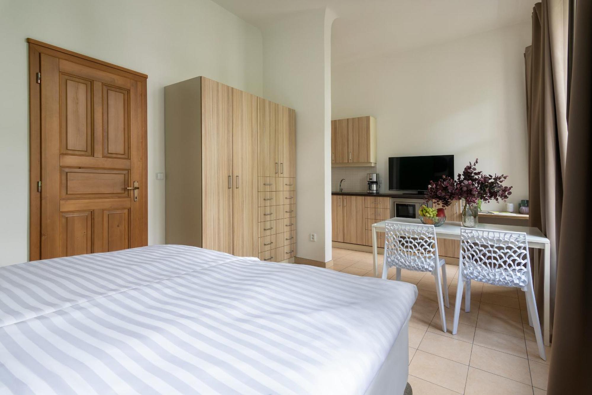 Bohemian Dreams Apartments And Suites By Dwellfort Prague Room photo