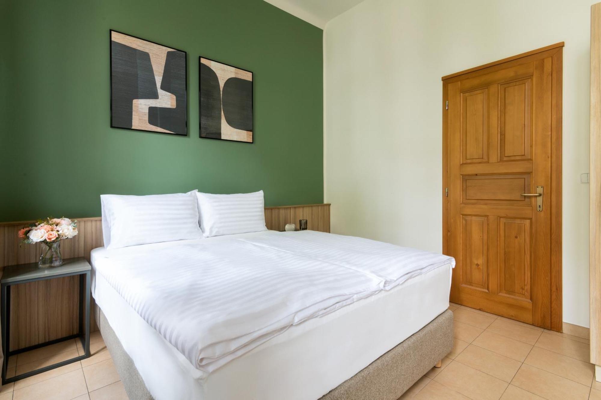 Bohemian Dreams Apartments And Suites By Dwellfort Prague Room photo