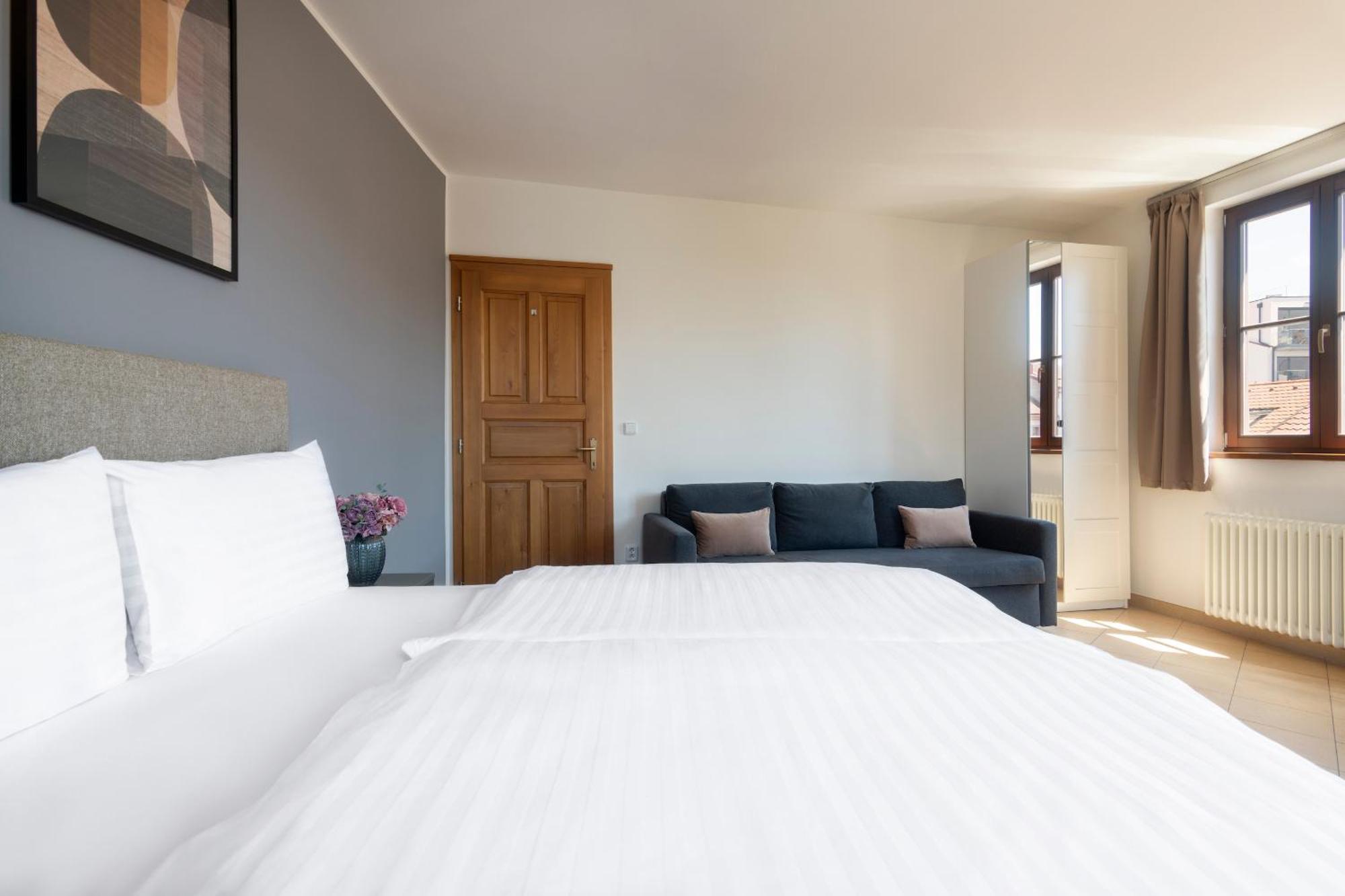 Bohemian Dreams Apartments And Suites By Dwellfort Prague Room photo