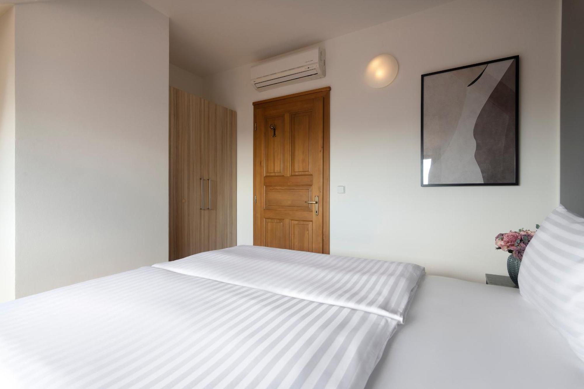 Bohemian Dreams Apartments And Suites By Dwellfort Prague Room photo
