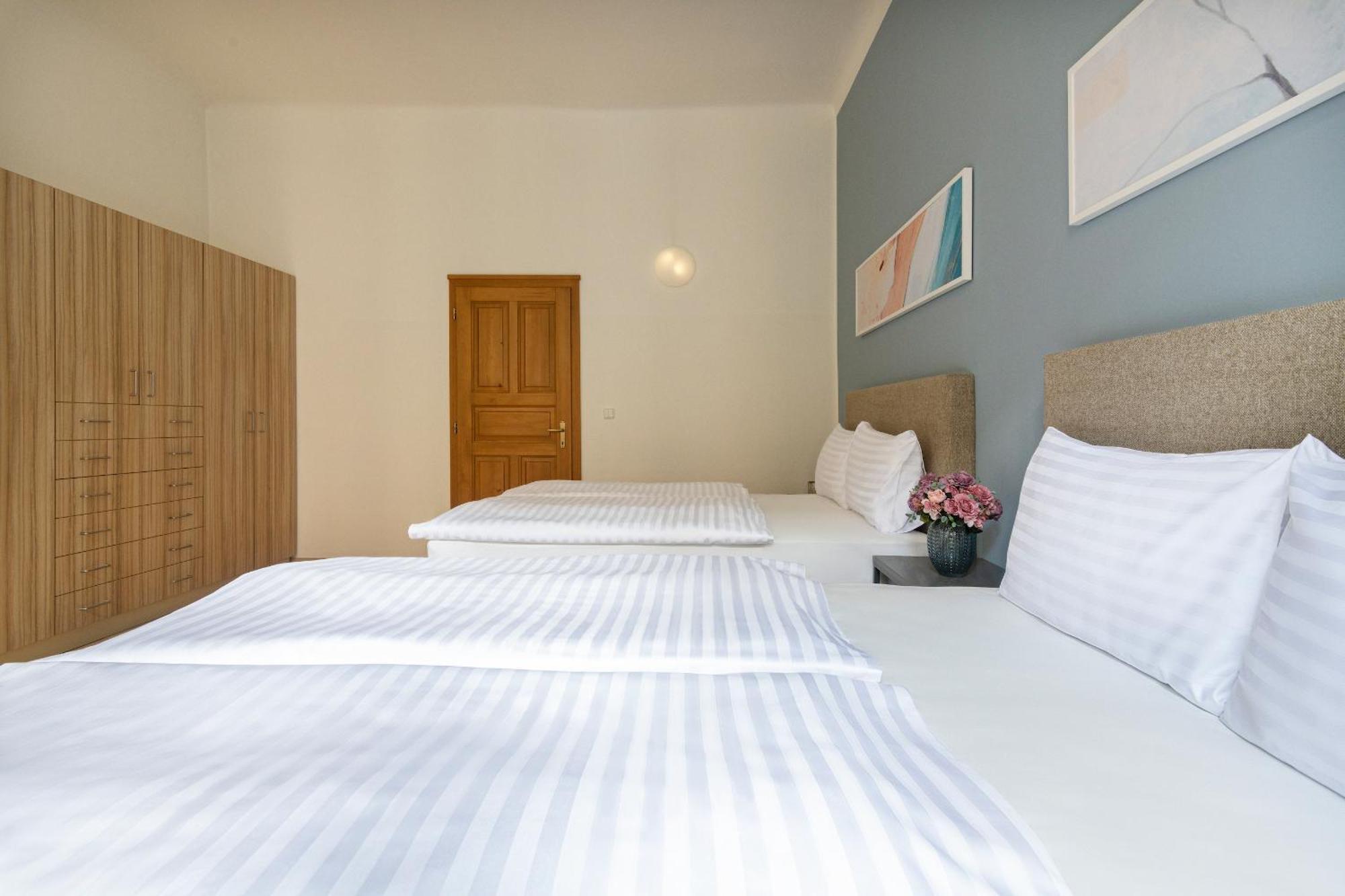 Bohemian Dreams Apartments And Suites By Dwellfort Prague Room photo